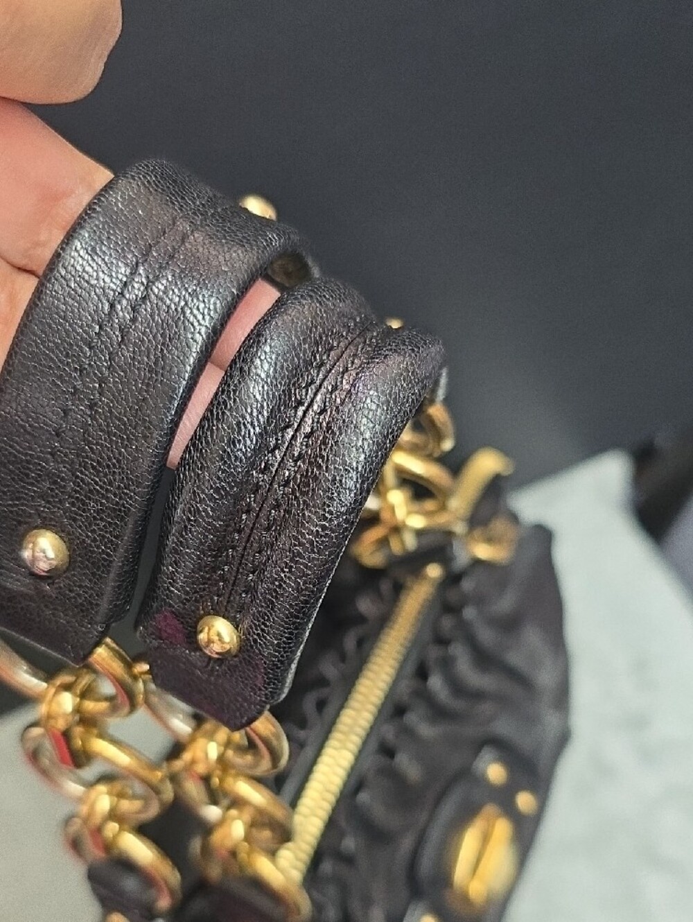 Marc Jacobs Black Leather Shoulder Bag with Gold Hardware - Picture 2 of 13
